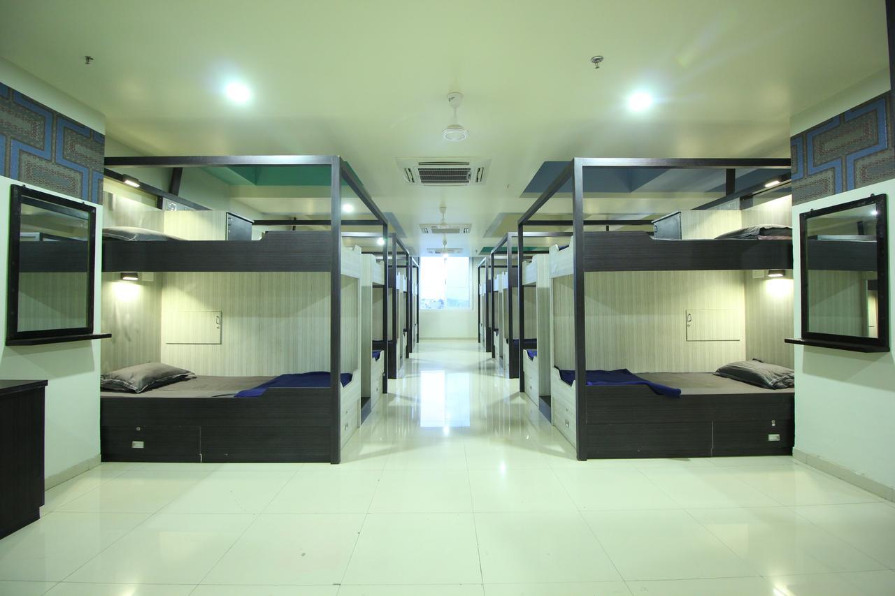 Jackpot Room In & Out Dormitory Ahmedabad Exterior photo