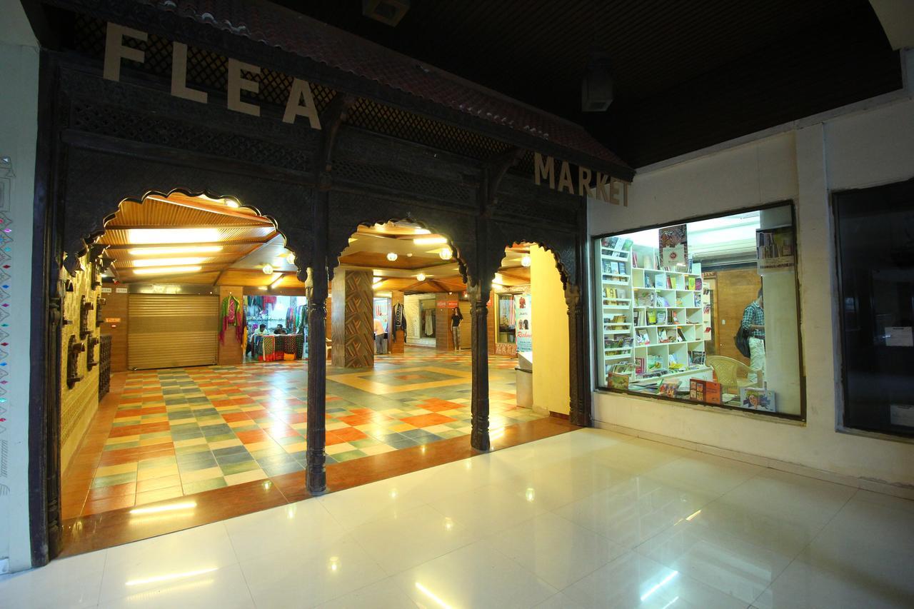 Jackpot Room In & Out Dormitory Ahmedabad Exterior photo